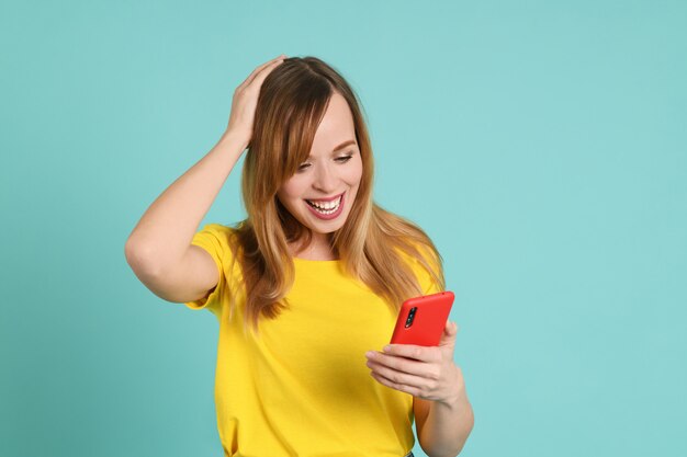 Gaie jeune femme avec smartphone