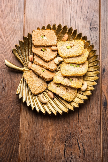 Gajak ou til papdi ou patti est un gâteau sucré sec - fait de graines de sésame, d'arachides et de jaggery, consommé en hiver indien en particulier pendant le festival Makar Sankranti le 14 janvier