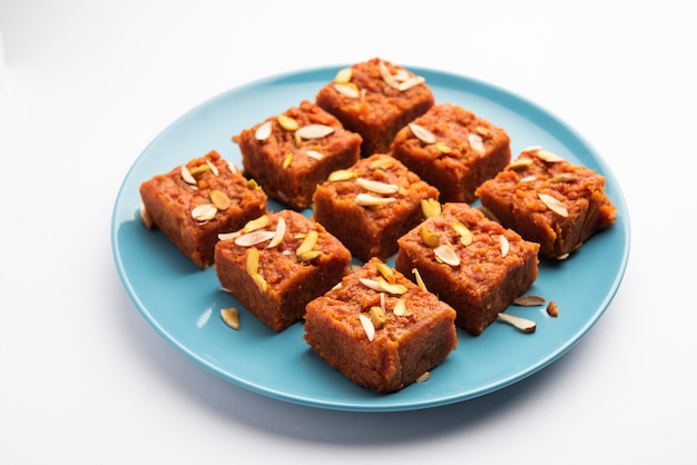 Gajar Halwa Barfi ou Carrot pudding barfee est un plat sucré indien populaire