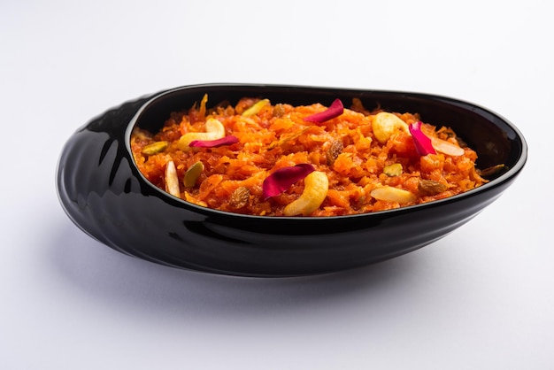 Gajar halwa, également connu sous le nom de gajorer halua, gajrela, gajar pak et carotte halwa est un dessert sucré à base de carottes du sous-continent indien