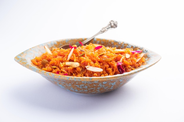 Gajar halwa, également connu sous le nom de gajorer halua, gajrela, gajar pak et carotte halwa est un dessert sucré à base de carottes du sous-continent indien