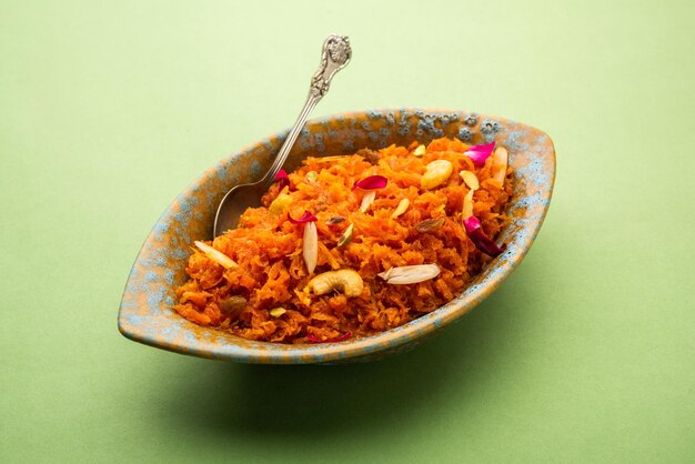 Gajar halwa, également connu sous le nom de gajorer halua, gajrela, gajar pak et carotte halwa est un dessert sucré à base de carottes du sous-continent indien