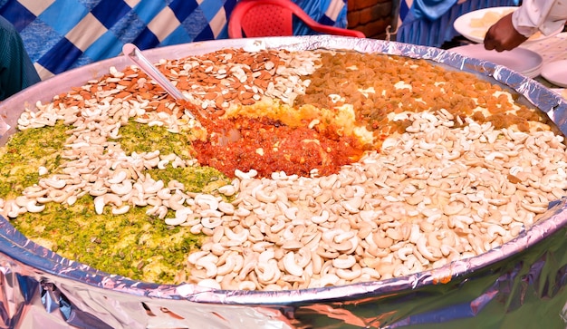 Gajar Halwa est un pudding sucré à base de carottes originaire d'Inde. Garni de fruits secs en mariage indien