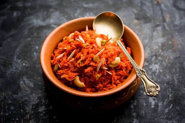 Gajar ka halwa est un pudding sucré à base de carottes originaire d'Inde. Garni de noix de cajou aux amandes. servi dans un bol.