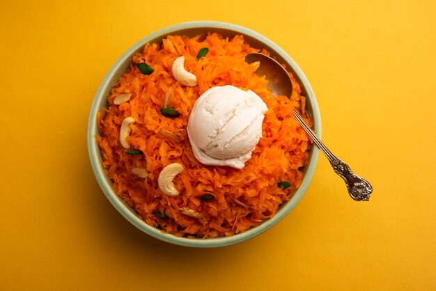 Galar Halwa avec crème glacée à la vanille, servi dans un bol et garni de fruits secs. mise au point sélective