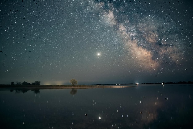 Galaxie reflétée dans la voie lactée du lac et le paysage de l'étang et le ciel nocturne