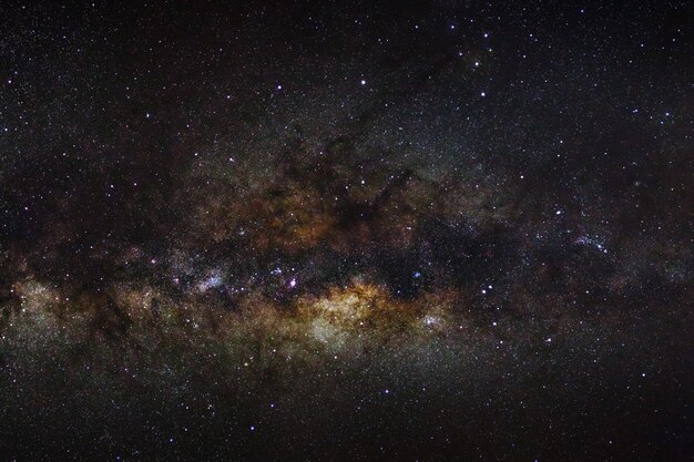 Galaxie de la voie lactée sur un ciel nocturne Photographie longue exposition avec grain