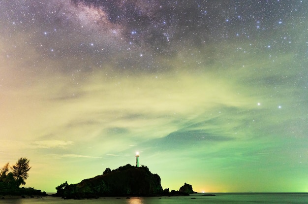 La galaxie de la Voie lactée étoiles au-dessus du phare de la Voie lactée dans le ciel nocturneCiel sombre dans la belle nuit étoilée de la Voie lactée