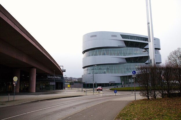 Photo la galerie avec une ancienne voiture mercedes-benz à l'intérieur du musée mercedes-benz de stuttgart, en allemagne.