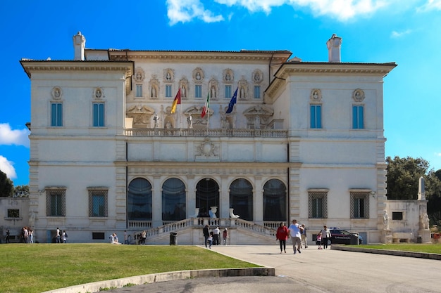 La galerie Borghese à Rome lors d'une journée ensoleillée avec un ciel bleu clair