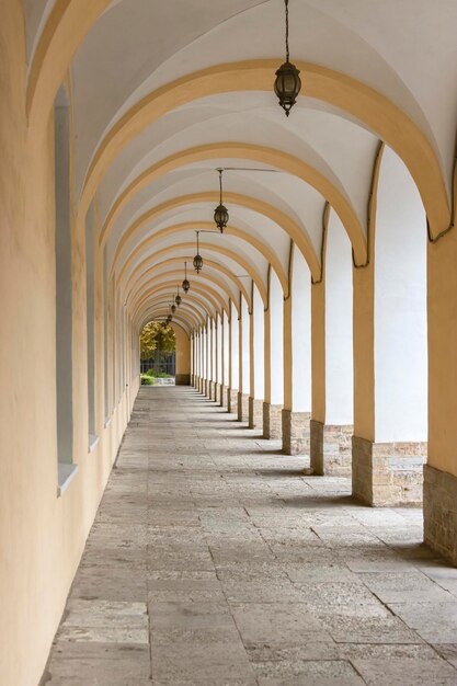 Galerie longue rue avec arches, colonnes et lanternes