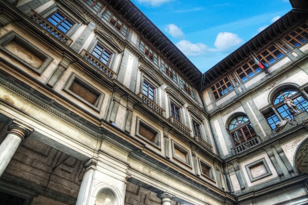 Galerie des Offices à Florence sous un ciel bleu avec des nuages