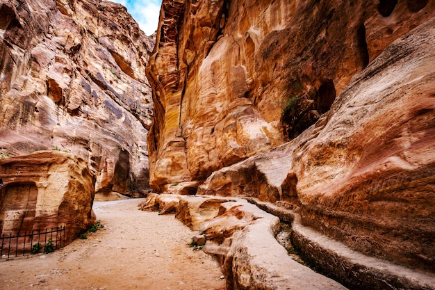 Galerie de pierre à Petra Jordanie