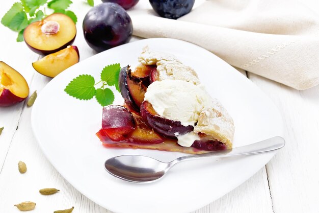 Galeta aux prunes en assiette sur planche de bois