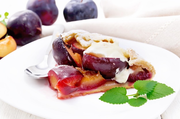 Galeta aux prunes en assiette sur table lumineuse