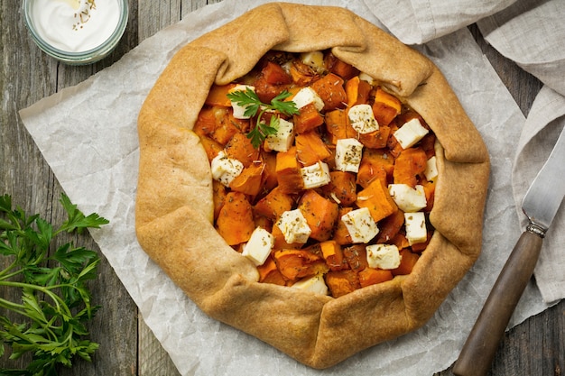 Galeta ou pizza à la citrouille et au fromage feta. Vue de dessus.