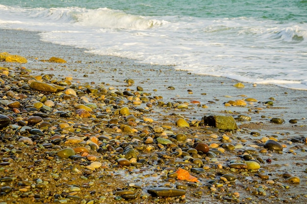 Galets de mer au bord de la mer.