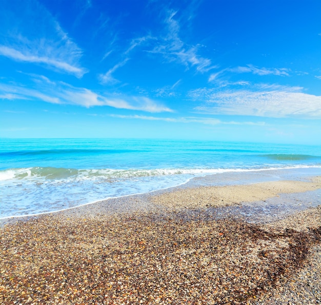 Galets et mer bleue à Platamona Sardaigne