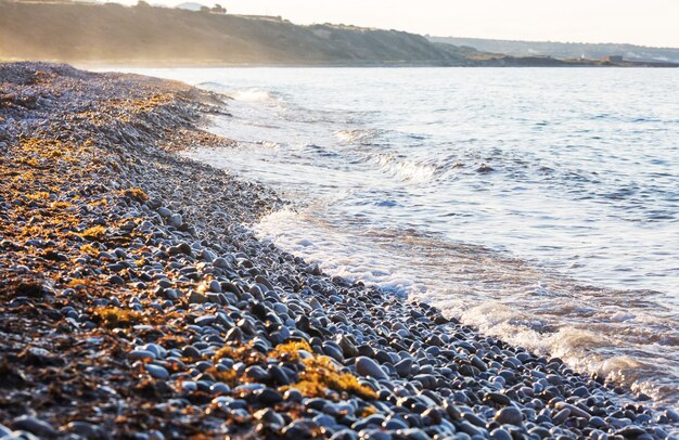 Galets sur la plage du lever du soleil