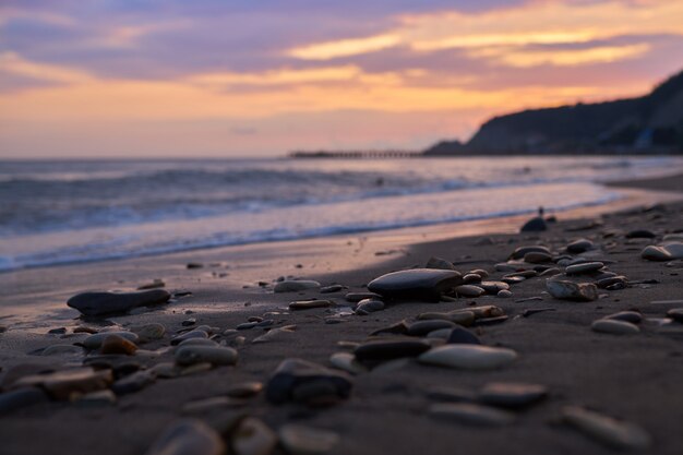 Galets sur une plage de sable