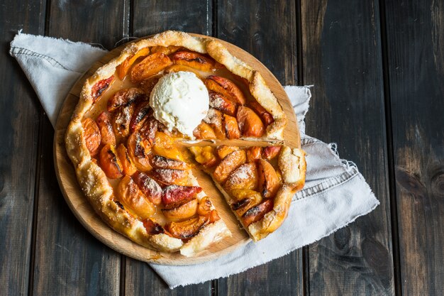 Galette d&#39;abricot aux abricots. Tarte ouverte, tarte aux abricots. Boulangerie de fruits. Glace avec