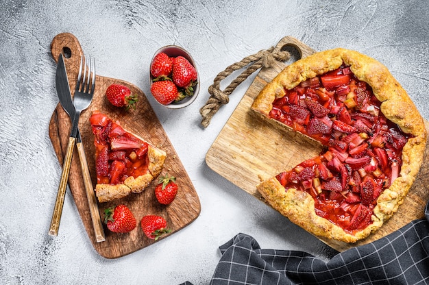 Galette au four avec fraise et rhubarbe