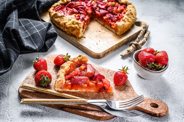 Galette au four à la fraise et à la rhubarbe