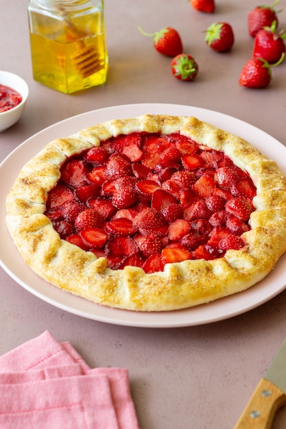 Galette aux fraises ou tarte ouverte . Pâtisserie. La nourriture végétarienne.