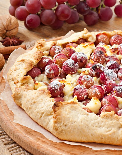 Galette aux raisins et fromage saupoudrée de sucre en poudre