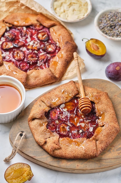 Galette de blé entier aux prunes, miel, lavande et amandes.