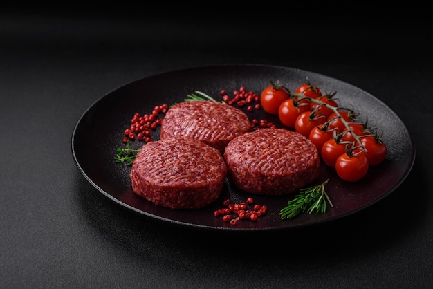 Galette de burger de boeuf haché cru frais avec du sel et des épices