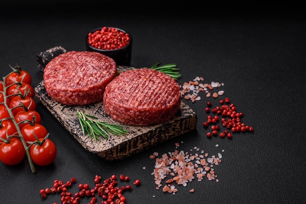 Galette de burger de boeuf haché cru frais avec du sel et des épices