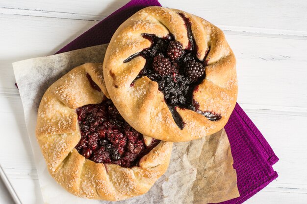 Galette d&#39;été aux baies. Nourriture d&#39;été, tarte d&#39;été sur papier parchemin. Tarte ouverte. Nourriture végétalienne