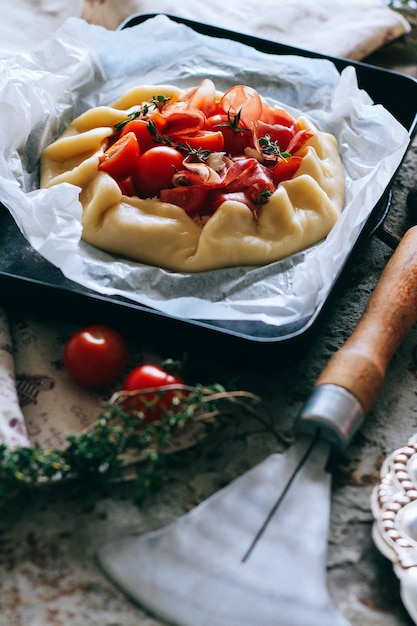 Galette grossière à la tomate et au prosciutto. Tarte brute.