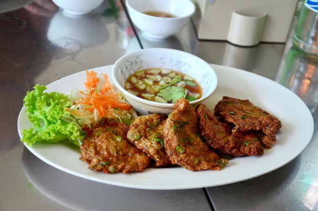 Galette de poisson frit ou gâteau de poisson au curry nom thaïlandais Tod mun