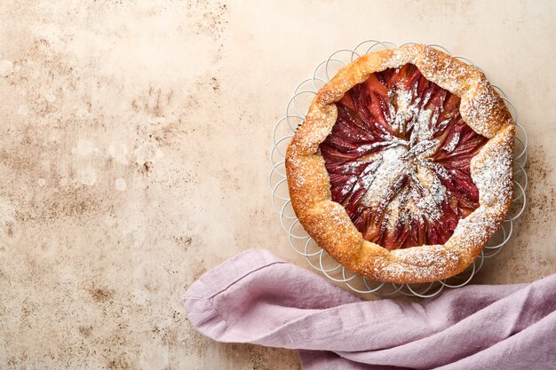 galette de rhubarbe maison à motif étoile