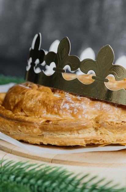 Photo une galette royale toute fraîche avec une couronne sur un fond gris