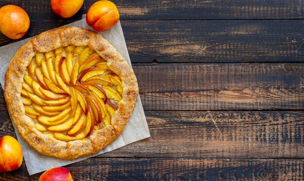 Galette ou tarte ouverte aux pêches. Pâtisserie. La nourriture végétarienne.