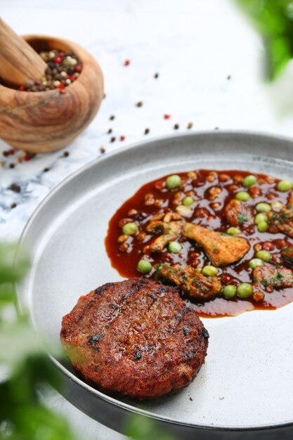 Galette de viande de chevreuil aux petits pois