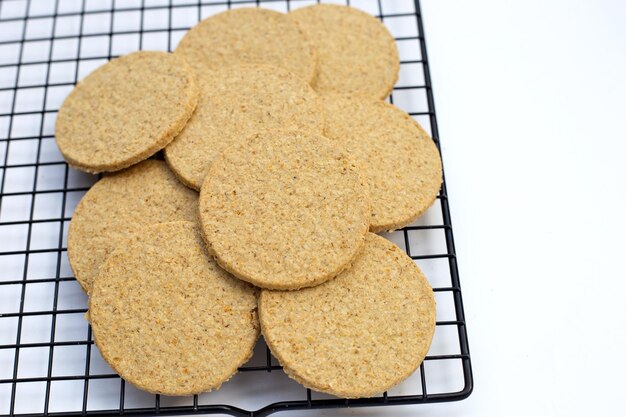 Galettes d'avoine sur fond blanc