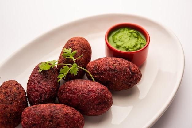 Galettes de betterave ou escalope ou tikki servi avec chutney vert