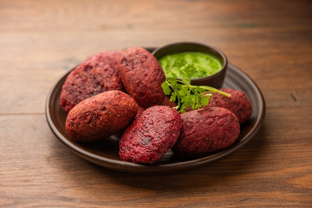 Galettes de betterave ou escalope ou tikki servi avec chutney vert