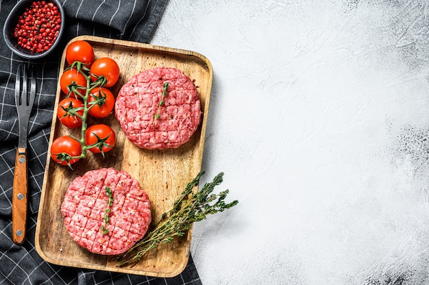 Les galettes de boeuf haché, les escalopes de viande hachée. Vue de dessus