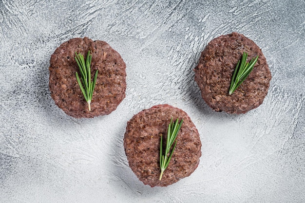 Galettes de côtelettes de viande hamburger grillées. Fond blanc. Vue de dessus.