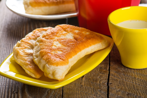 Galettes fraîches sur la table en bois