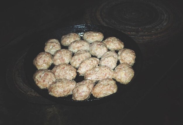 Galettes de hamburger en croûte nin poêle en fonte sur feu