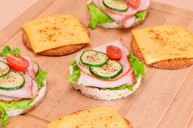 Galettes de riz au jambon, tomate, concombre frais, salade verte et fromage