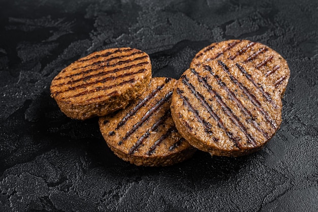 Galettes sans viande grillée, escalopes de steak de viande à base de plantes. Fond noir. Vue de dessus.