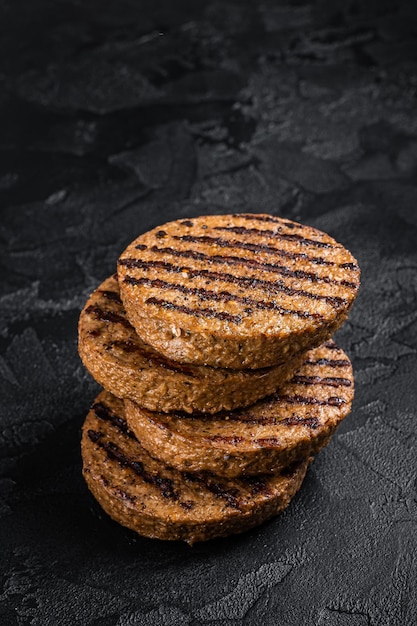 Galettes sans viande grillée Escalopes de steak de viande à base de plantes Fond noir Vue de dessus