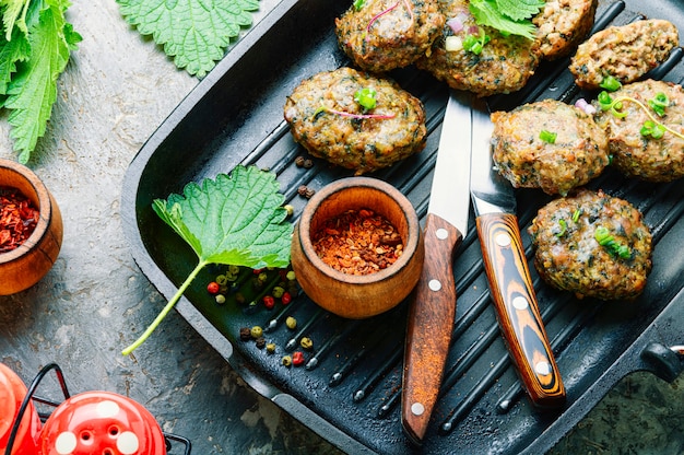 Galettes de viande aux orties.